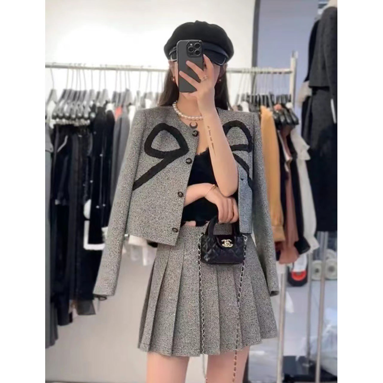 kudapy ชุดเซ็ททวิตผ้าพรีเมี่ยม ผ้าทวิตทอพิเศษใช้ด้ายดำสลับสีทองและเทาแต่ง กระโปรงแต่งจีบ มีดีเทลพิเศษเพิ่มความหรูหรา