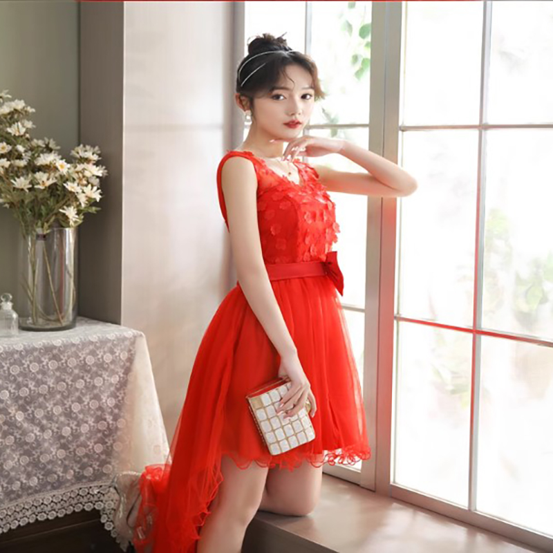 kudapy ชุดราตรีออกงานสีแดง คอวีแต่งด้วยผ้าดอกไม้ ช่วงเอวประดับโบว์ สม๊อคหลัง มีฟองน้ำซับในบางๆช่วงหน้าอกให้ชุดดูเป็นทรง