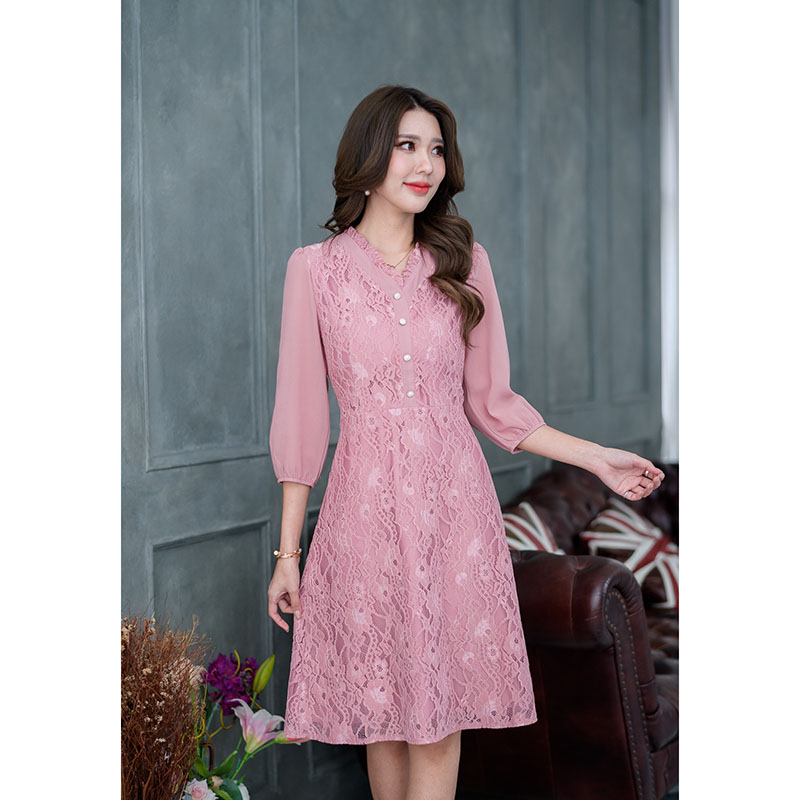 kudapy เดรสสั้นสีชมพู/สีแดงเลือดหมู ลูกไม้เนื้อนิ่ม ตัวเดรสเป็นกระโปรงทรงเอ ต่อเอว ช่วงตัวเสื้อแต่งกระดุมด้านหน้า แขนต่อด้วยผ้าชิฟฟ่อนจั้มแขน