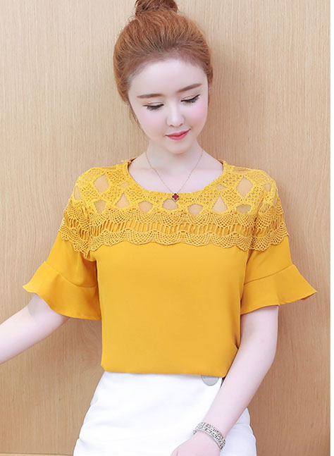 เสื้อสีเหลือง คอเสื้อ หน้าอก และช่วงไหล่ แต่งด้วยผ้าลูกไม้และผ้าถักโครเชต์สีเหลือง