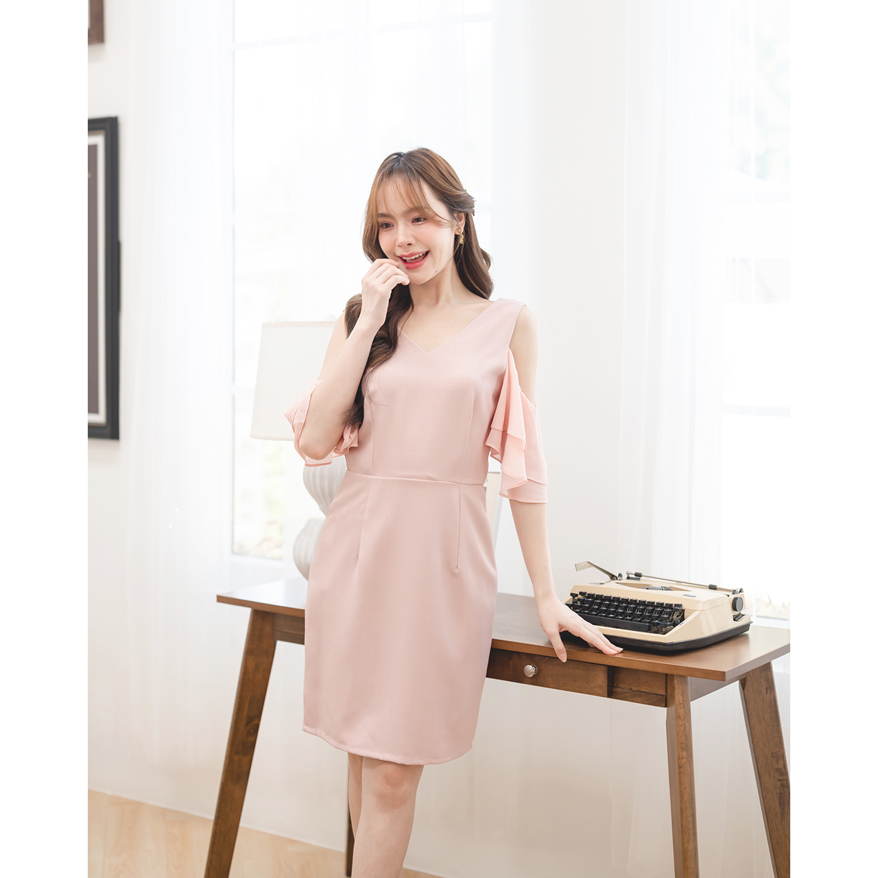 kudapy เดรสสั้นสีเขียว/สีแดงเลือดหมู/สีกรม/สีชมพู เว้าไหล่ ดีไซน์ลูกเล่นแขนเว้าเป็นผ้าชีฟองระบายเลเยอร์ 2 ชั้น ดูเป็นสาวหวานซ่อนเปรี้ยว กระโปรงทรงสอบ