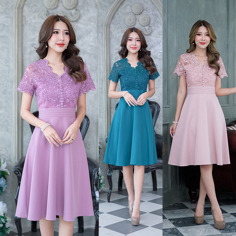 kudapy เดรสสีชมพูอ่อนหม่น/สีเขียวอมฟ้า/สีม่วง ดีไซน์แบบสวยดูแพงมาก เป็นการออกแบบผสมผสานผ้าลูกไม้ปักเงาเล่นเชิงผ้าช่วงคอและชายแขนเสื้อ