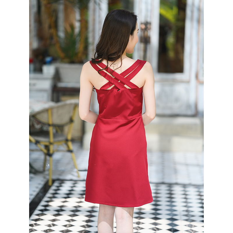 kudapy เดรสสั้นสีชมพู/สีเขียว/สีแดง/สีกรม ด้านหน้าเป็นแขนกุดคอเหลี่ยม แอบเซ็กซี่เล็กๆ ด้านหลังทำเป็นสายครอสไขว้กันด้านหลัง