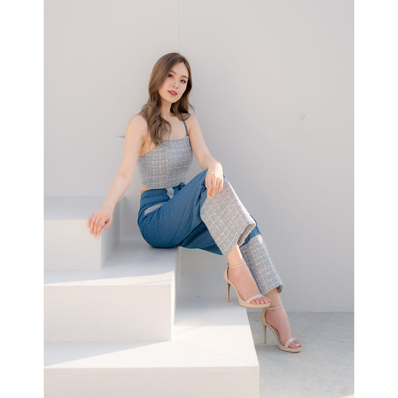 kudapy ชุด Set เสื้อ Crop สายเดี่ยวผ้าทวิตสีฟ้า มาพร้อมกางเกงยีนส์แฟชั่นทรงกระบอกแต่งผ้าทวิตปลายกางเกง