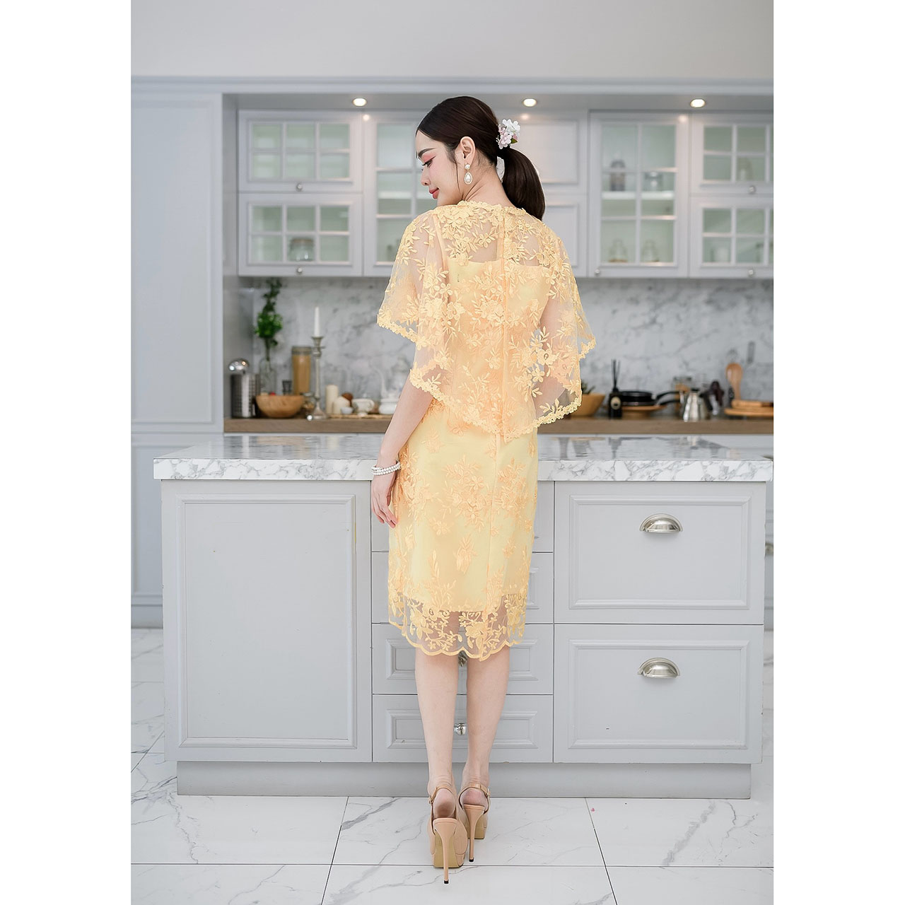 kudapy เดรสสั้นสีเหลืองนวล/สีกะปิ ผ้าลูกไม้บุหงา พื้นผ้าลูกไม้เป็นผ้าตาข่าย ปักลายสวย