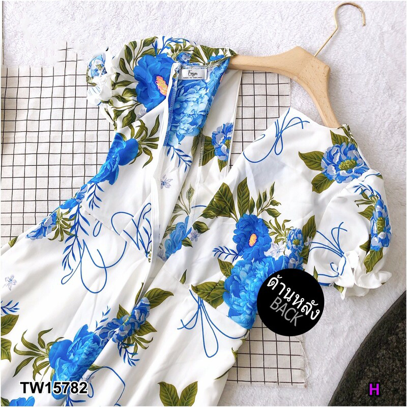 kudapy Maxi Dress แม็กซี่เดรส สีชมพู ฟ้า เหลือง จำนวนคอวีแขนตุ๊กตา ผ้าไหมอิตาลี่ พิมลายดอกไม้ ชายเดรสแต่งระบาย