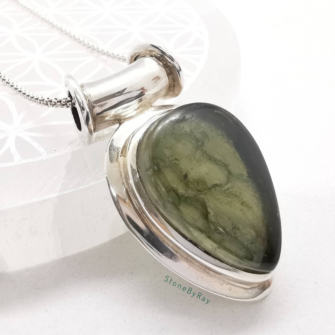 สร้อยคอเงินจี้สะเก็ดดาวโมดาไวท์ Moldavite