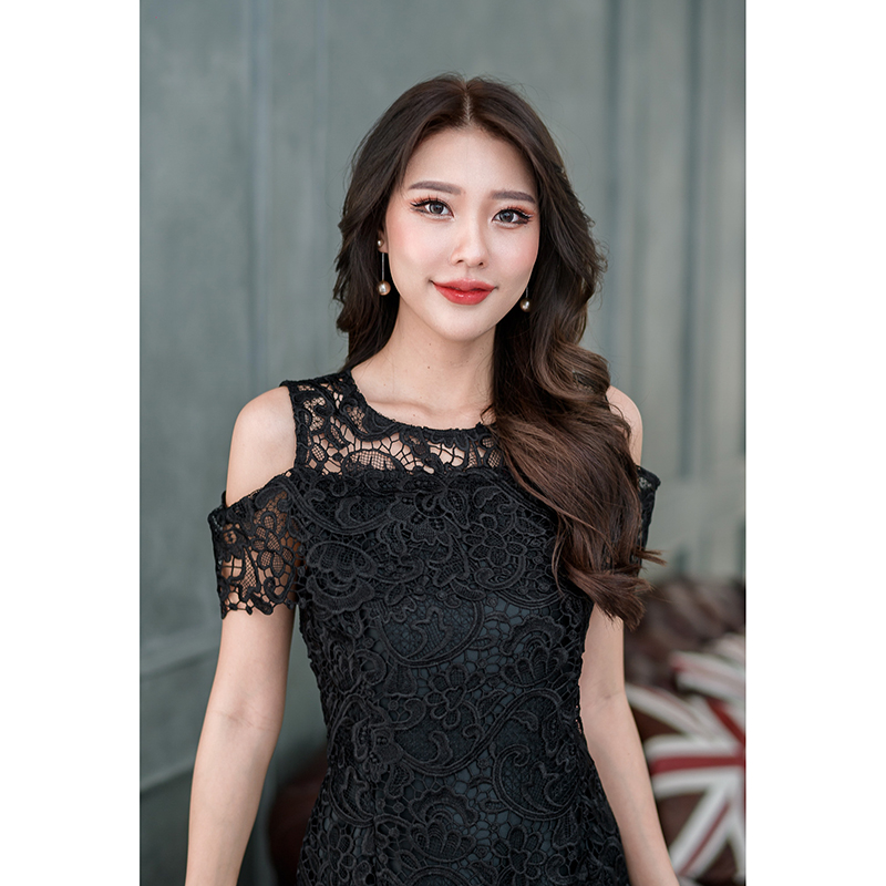 kudapy เดรสสั้นสีดำ ลูกไม้เงาทอลายสวยคัดเกรดผ้าเนื้อดี เปิดไหล่ และแต่งระบายรอบอก ชายกระโปรงแต่งหางปลาระบาย