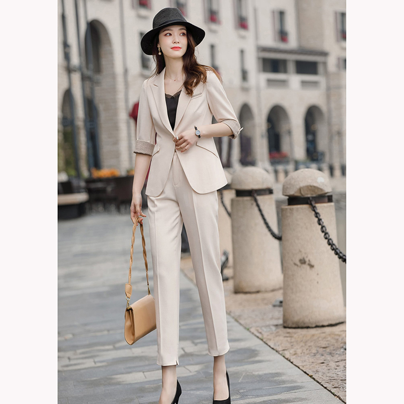 kudapy ชุดสูททำงานผู้หญิงสีเบจครีม/สีเทา แขนห้าส่วนพร้อมกางเกงแปดส่วน จุดเด่นของชุดนี้คือสีชุดเน้นความสุภาพเรียบง่าย