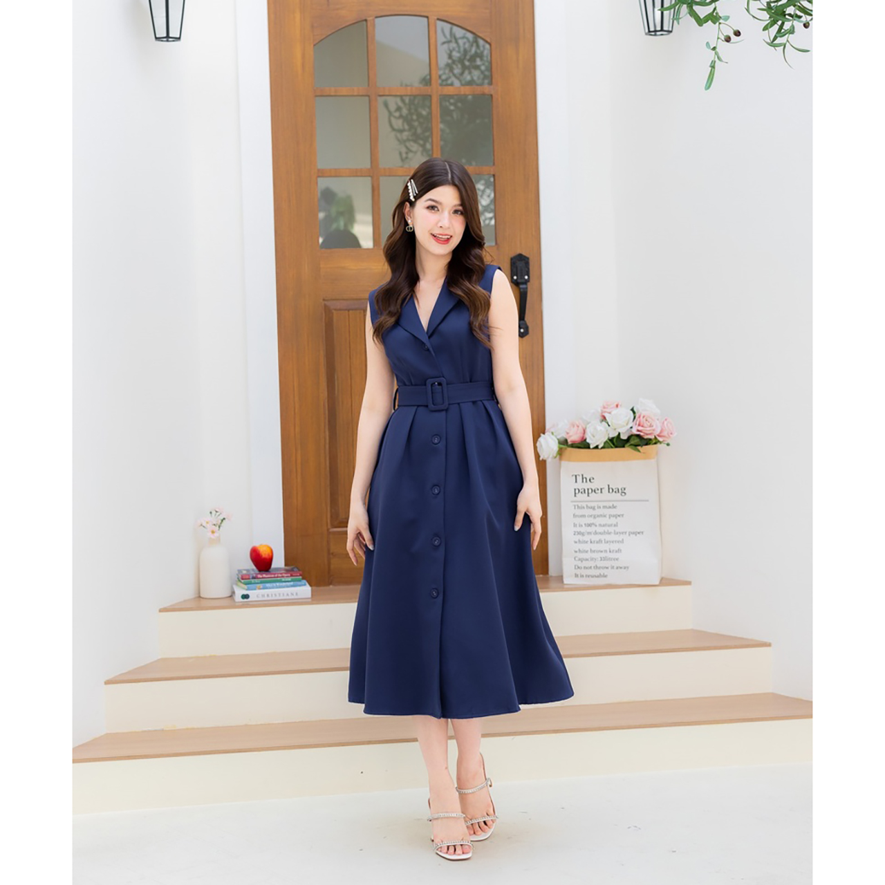 kudapy เดรสสูทยาวแขนกุดผู้ดีอังกฤษยังต้องชิดซ้าย สไตล์เรียบหรู รูปคอวีทรงปก