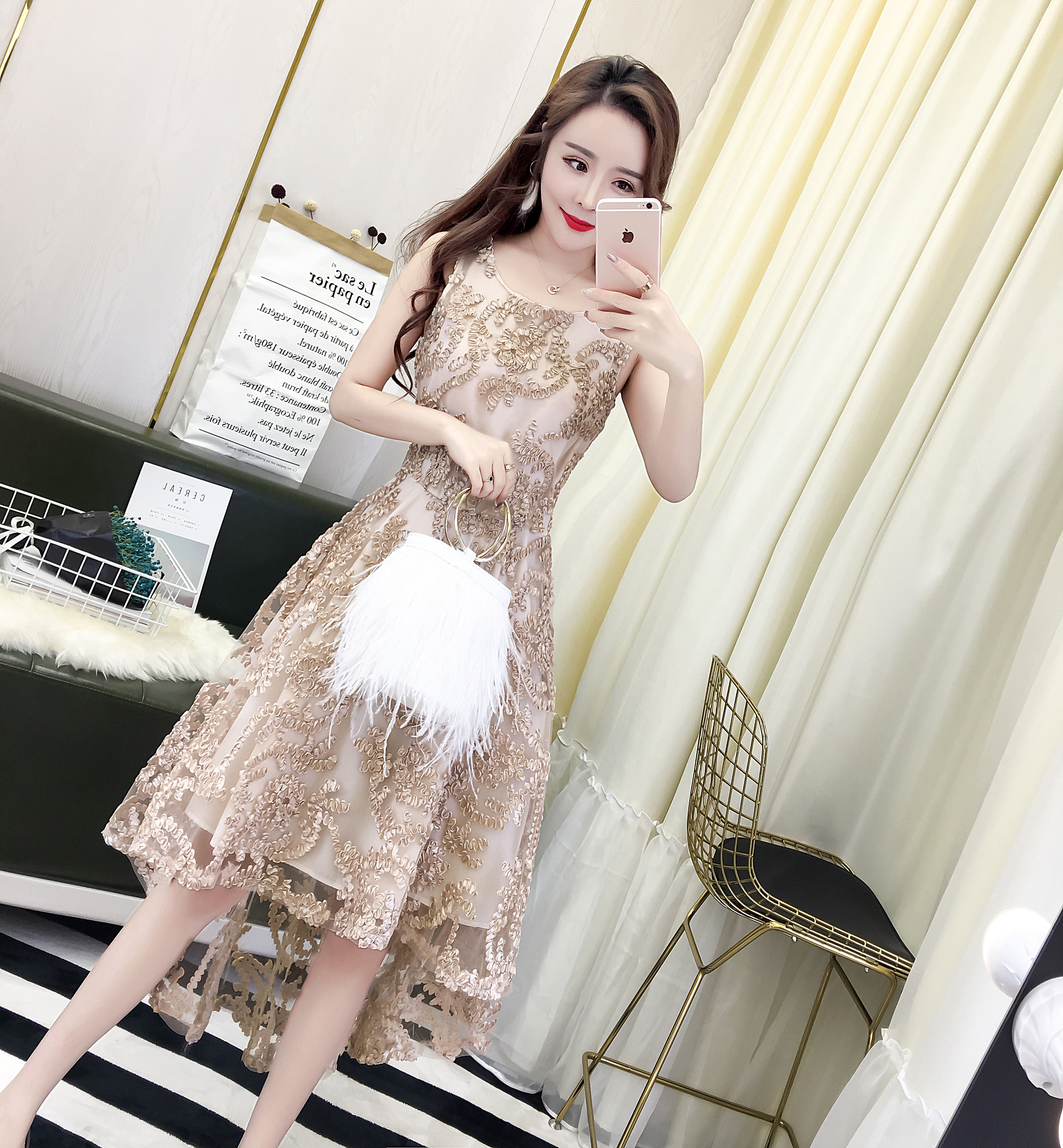 kudapy ชุดออกงานหน้าสั้นหลังยาวสีครีมน้ำตาลทอง แขนกุด ผ้าทิ้งตัวทรงสวยมากค่า