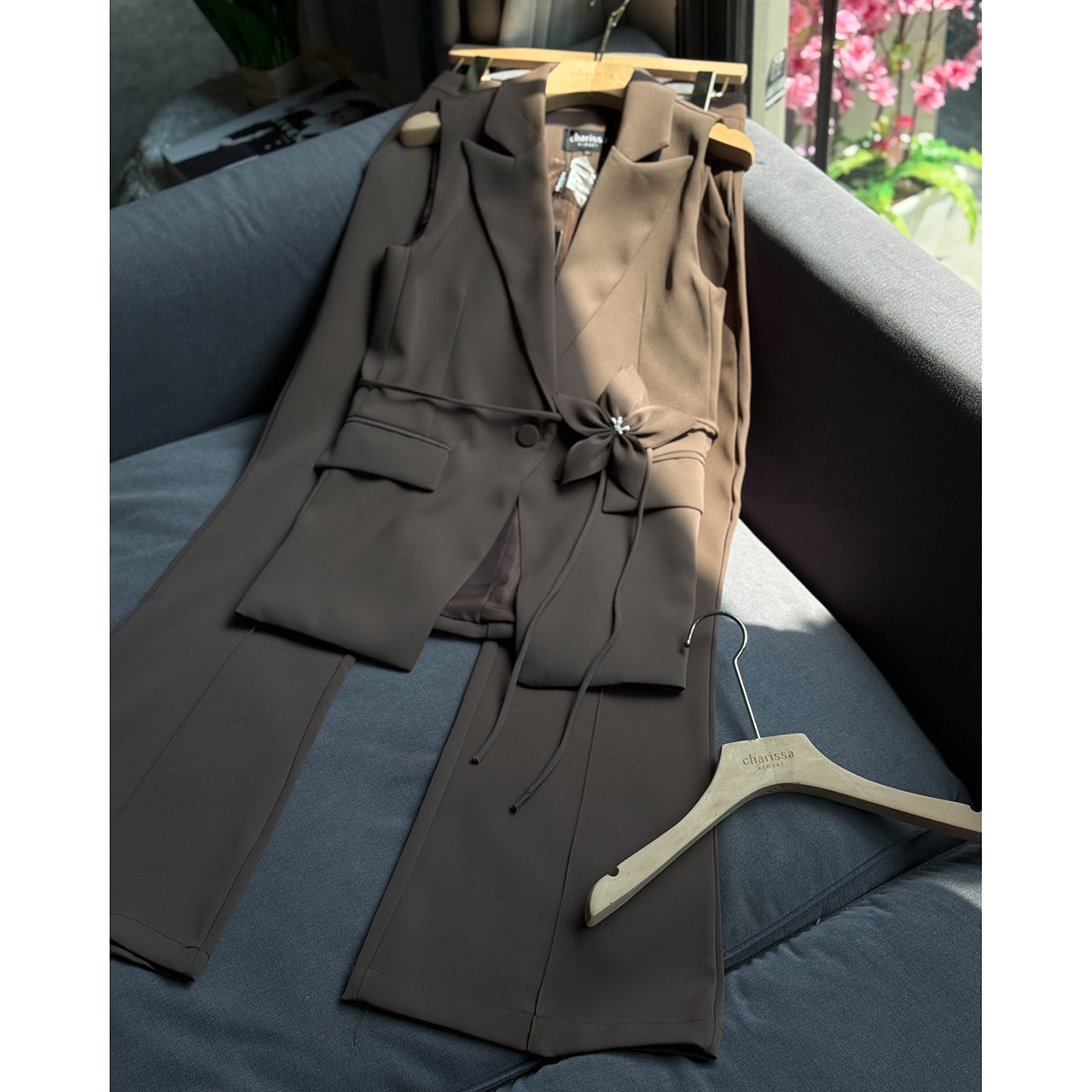 kudapy เซ็ทแขนกุดมาพร้อมกับกางเกงขายาว มีซับในทั้งตัว เสื้อแขนกุดปกสูท เย็บเข้ารูป กระเป๋าจริง