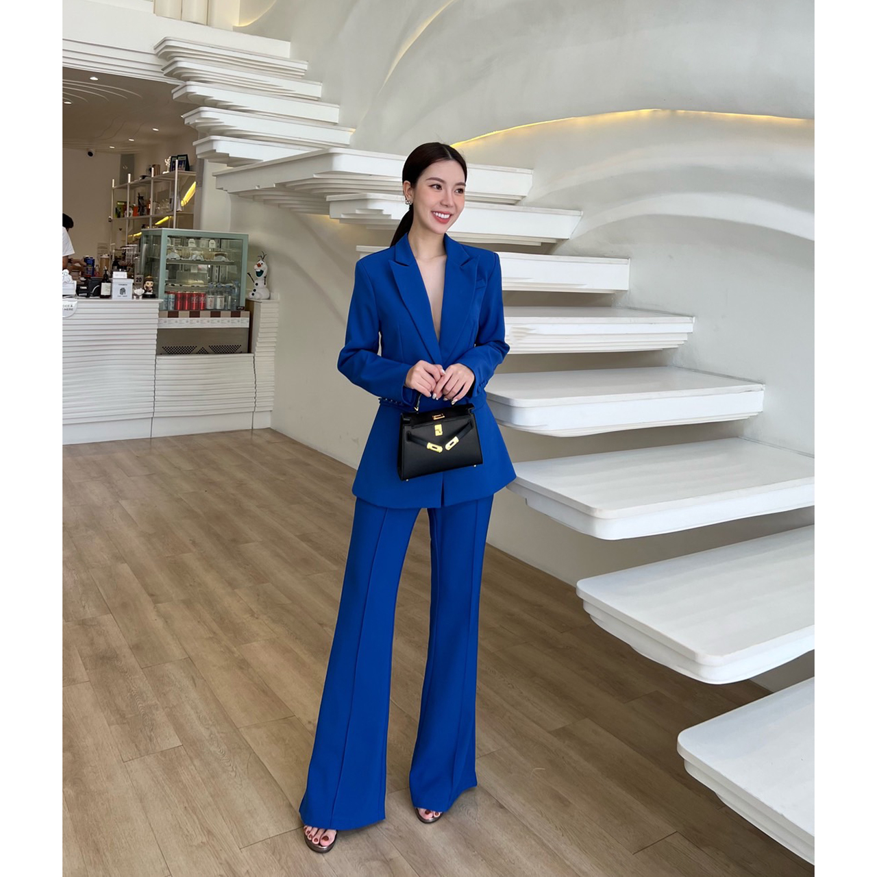 kudapy setsuit เสื้อ+กางเกง ตัวเสื้อออกแบบให้มีกระดุมปั้มผ้าเดียวกับสูท 1 เม็ดติดได้จริง กระเป๋าจริง มีซับในทั้งตัว