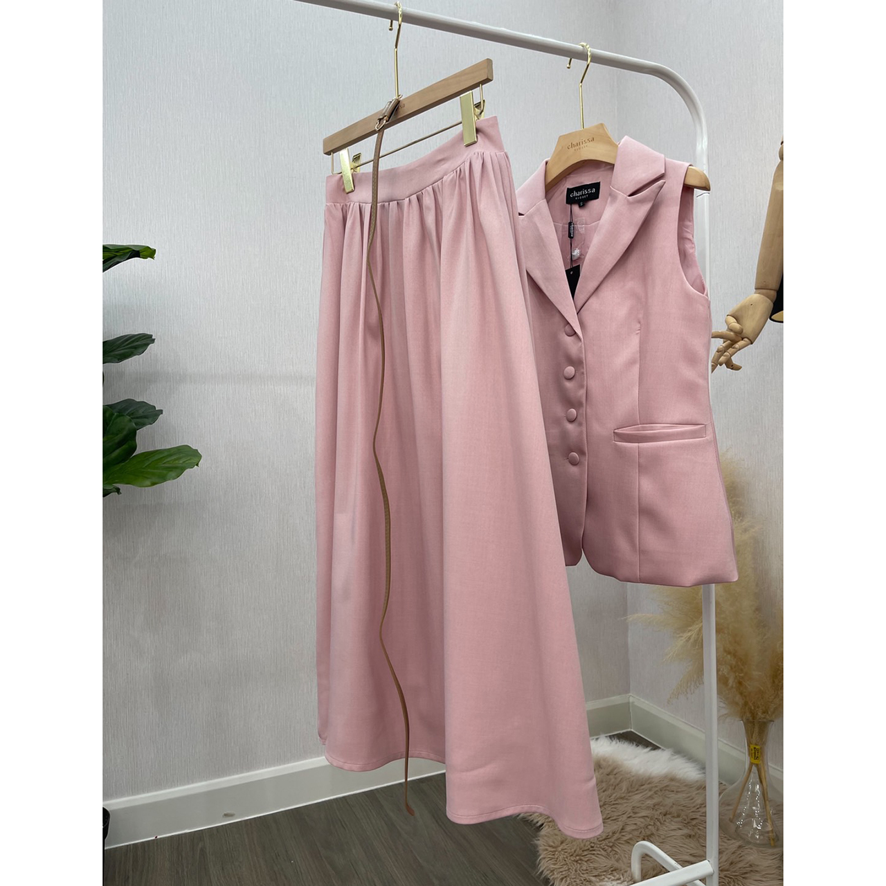 kudapy เซ็ทเสื้อแขนกุดมาพร้อมกับกระโปรงทรงยาว เสื้อเก็บทรงสวย แต่งปกสูทกระดุมปั้มติดได้จริง