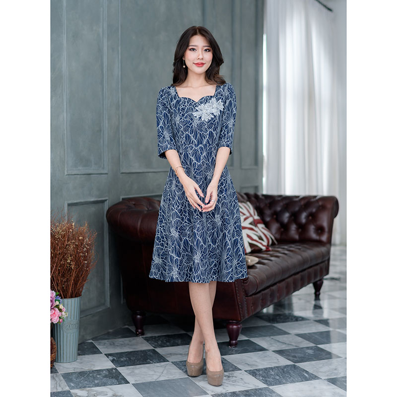 kudapy เดรสสั้นสีกรม/สีดอกแดง ลูกไม้ทูโทน ผ้าสวยงานเนี๊ยบ ผ้าทิ้งตัวสวยดีไซน์แขนศอกทรงใส่ง่ายสุภาพ เอวต่อกระโปรงทรงบานสวิง มีดีเทลตกแต่งลูกไม้ดอกที่อก