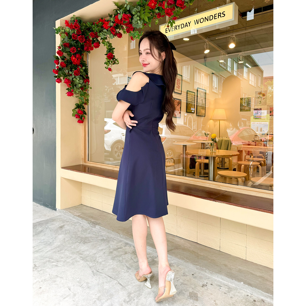 kudapy เดรสสั้นสีเขียวมัทฉะ/สีสีครีม/สีกรม/สีชมพู ทรงเว้าไหล่ เพิ่มความ feminine ด้วยการแต่งระบาย ด้านหน้า และที่แขน ต่อด้วยกระโปรงทรงเอความยาวคลุมเข่า