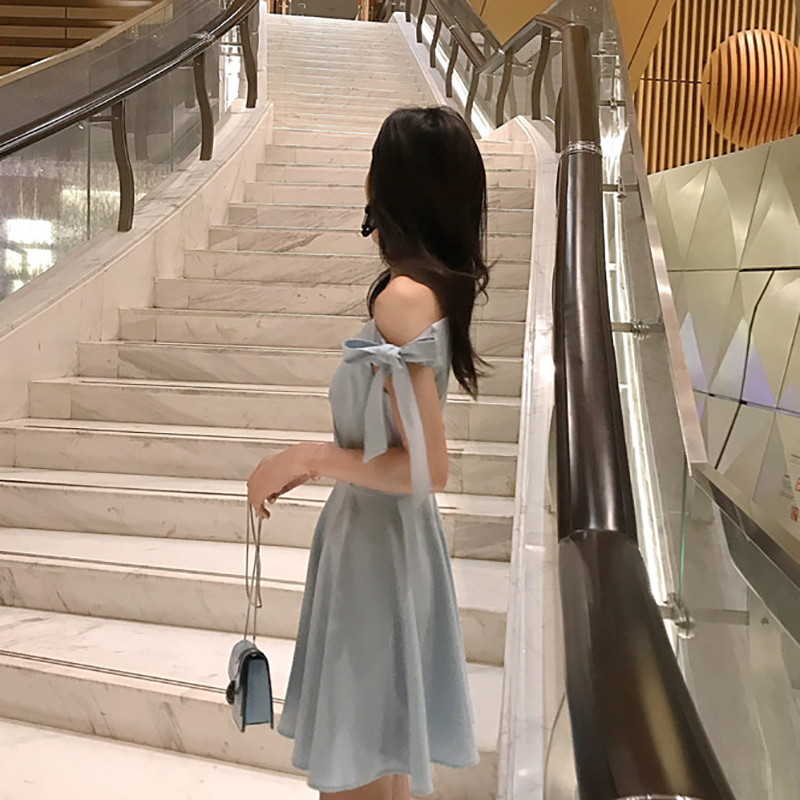ชุดเดรสผ้าโพลีเอสเตอร์สีฟ้า ดีไซน์น่ารัก เดรสสายเดี่ยว เปิดไหล่ มีสายผ้าให้ผูกเป็นโบว์ที่ต้นแขน