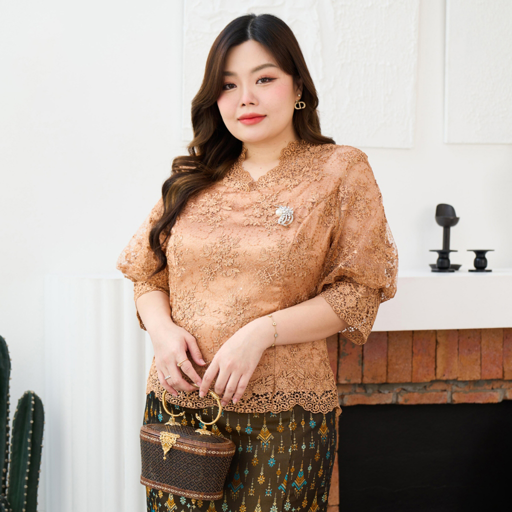 kudapy ชุดเซตออกงาน เสื้อผ้าลูกไม้สีเหลืองทอง ทรงกลมสูง + ผ้าถุงทอลายกาฬสินธุ์