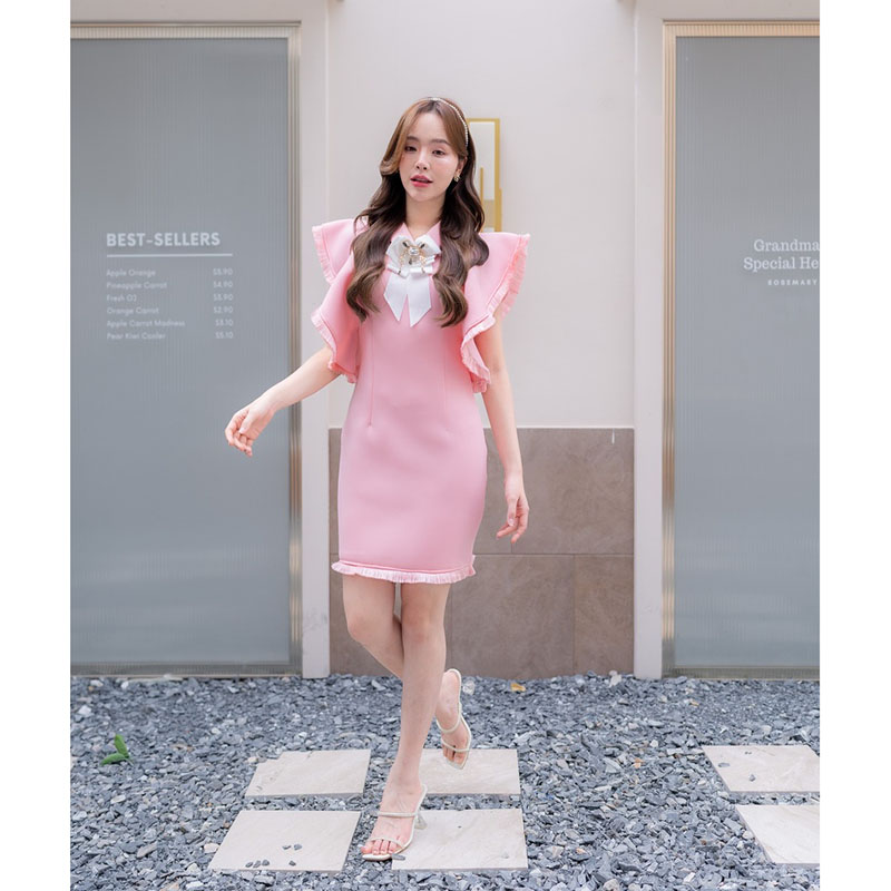 kudapy เดรสสั้นสีขาว/สีชมพู ระบายเข้ารูปแถมโบว์ ใส่สวยดูดีน่ารัก ใส่เที่ยว ใส่ออกงาน สวยดูดี