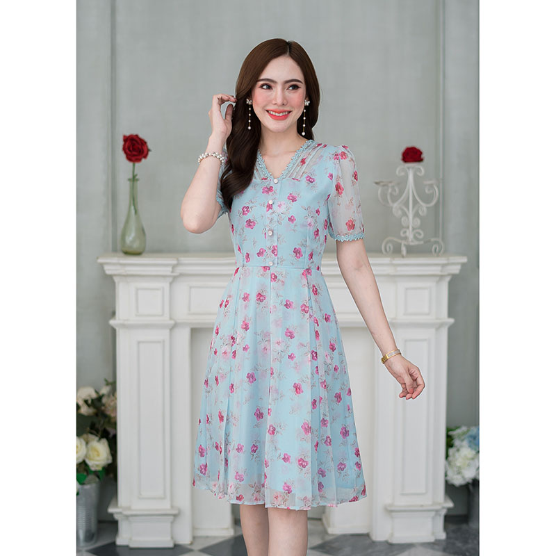 kudapy เดรสสั้นสีชมพู/สีฟ้า ผ้าลายสวย เป็นผ้าโปร่งแสง ลายดอกสวยละมุน มีดีเทลตีเกล็ดช่วงคอและแต่งกระดุมช่วงอก และแต่งลูกไม้รอบแขนกระโปรงจับจีบทวิส