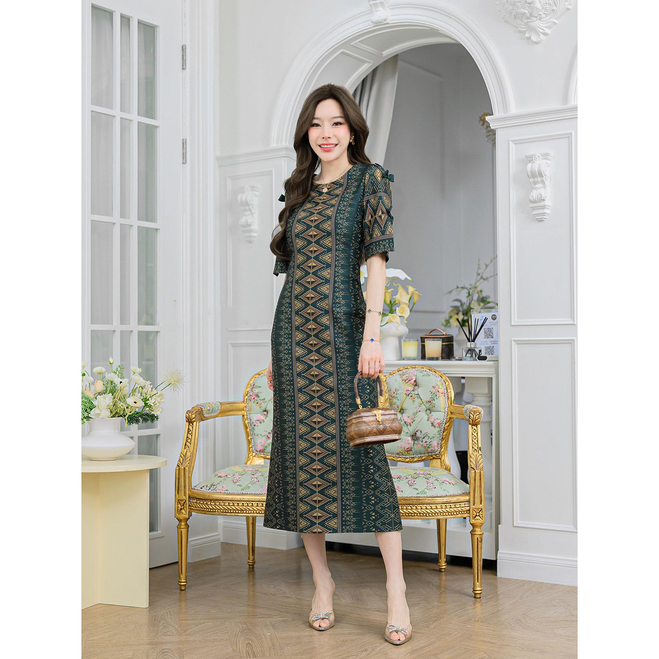 kudapy เดรสพิมพ์ลาย เนื้อผ้าเรียบลื่น อยู่ทรงดี ทรงหางปลา แขนจับจีบ แต่งโบว์