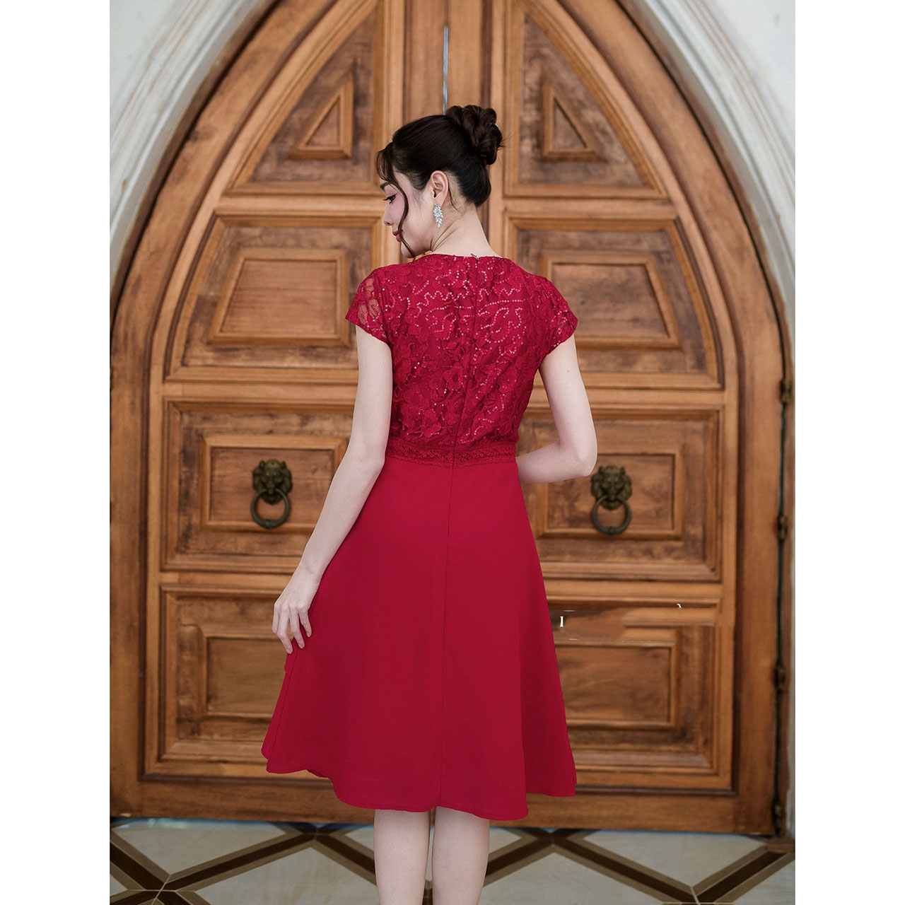 kudapy เดรสสั้นสีเทาซิลเวอร์/สีครีมทอง/สีแดง กระโปรงเลเยอร์สามชั้น เสื้อคอวีเป็นผ้าลูกไม้เลื่อม กระโปรงผ้าชีฟอง เอวตกแต่งอะไหล่ลูกไม้เป็นเข็มขัดดีเทลสวย