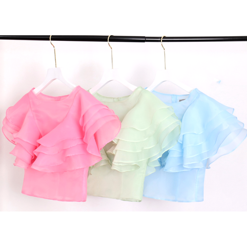 kudapy เสื้อไปงาน ผ้าแก้วคอปาดแคบสีครีม/สีม่วง แต่งระบายช่วงแขนเป็นทรงหน้าอก V Shape ระบาย 4 ชั้นสวยหรูมากๆค่ะรุ่นนี้