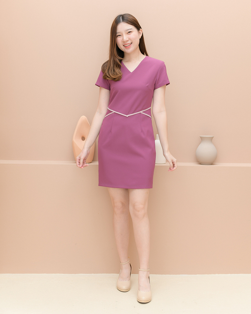 เดรสสั้นคอวี แขนสั้นสีกรมท่า,สีแดงเลือดหมู, สีดำ, สีน้ำตาล ,สีม่วง แต่งลายที่เอว เดรสทำงานทรงสวย งานดีมาก ซิบหลัง ซับใน