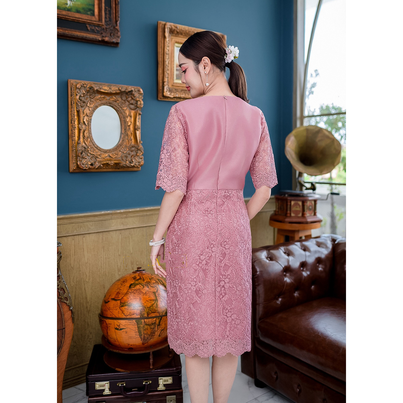 kudapy เดรสสั้นสีชมพูกะปิ/สีฟ้า ผ้าไหมทรงแขนศอก ผ้าลูกไม้ปักแต่งเลือม เป็นทรงเอวต่อช่วงเอวแต่งโบว์น่ารัก ผ้าไหมนิ่มไม่แข็ง