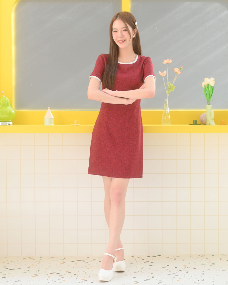 kudapy เดรสแขนสั้นคอกลม เนื้อผ้าทวีดมีกิมมิคลายทอใส่สบายแทบไม่ต้องรีด เพิ่มกิมมิคกุ๊นขอบคอและแขนด้วยผ้าทวีด จับเกล็ดเข้ารูปเอวสวย