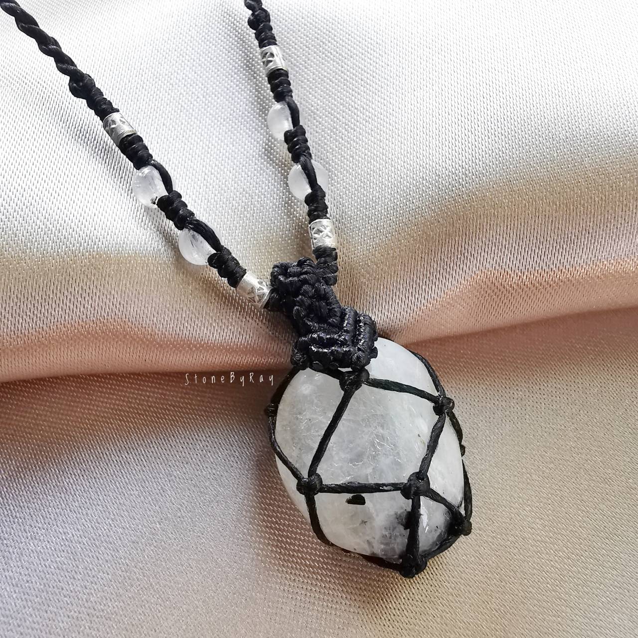 สร้อยคอเชือกถักจี้หินเรนโบว์มูนสโตน Moonstone