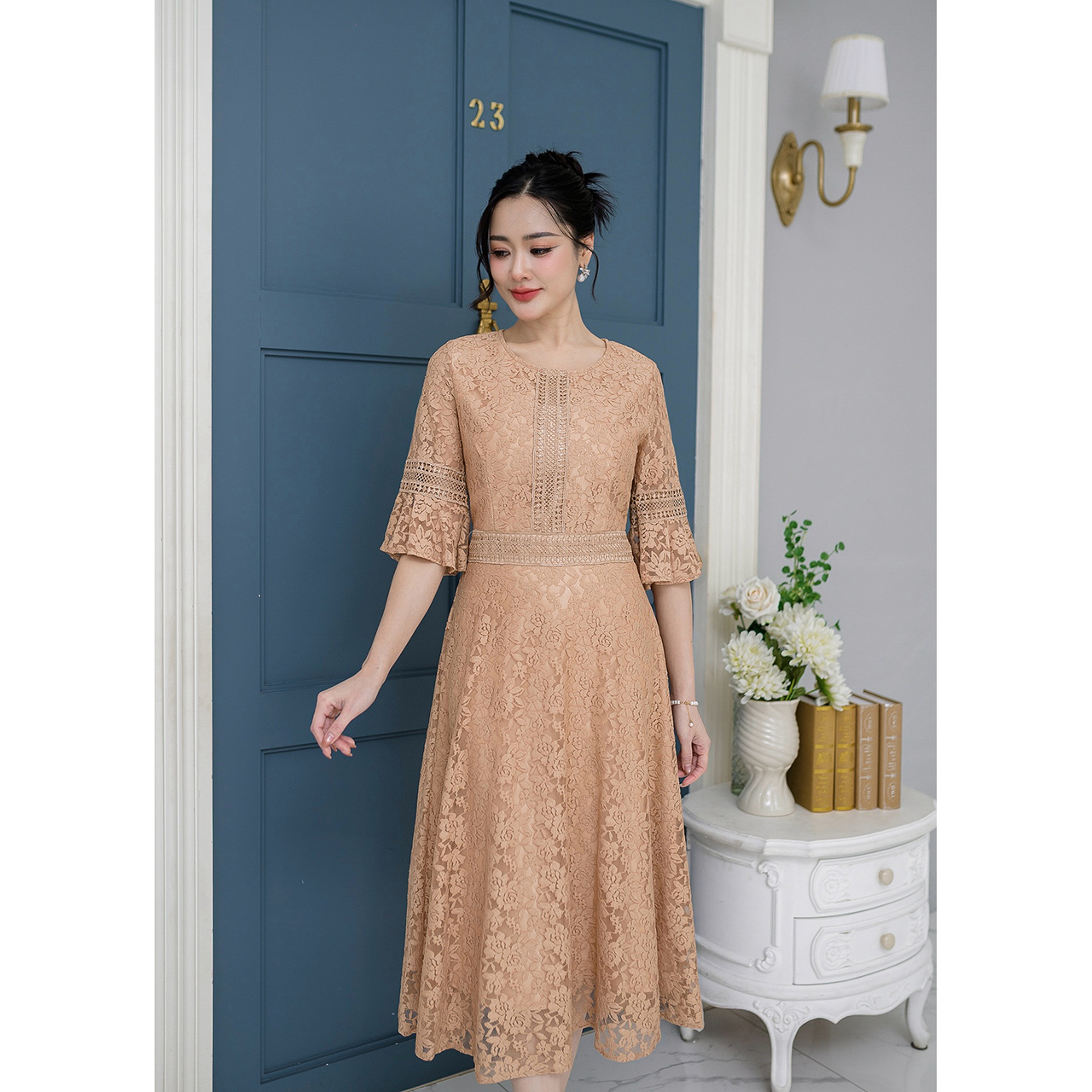 kudapy เดรสยาว ผ้าลูกไม้ลายดอก ดีไซน์แต่งคาดด้วยลูกไม้ช่วงเอว มีซับในทั้งชุด แต่งซิปหลัง