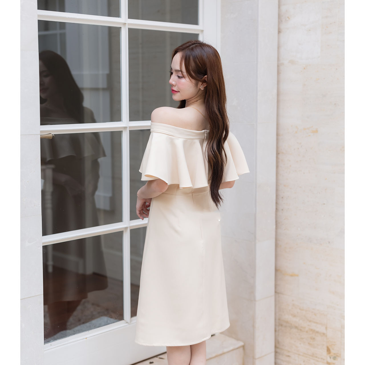 kudapy เดรสสั้นสีโอวัลติน/สีครีม/สีกรม/สีชมพู เปิดไหล่ดีไซน์สุดหวานมาพร้อมระบายช่วงอกเสริมลุคให้ดูโดดเด่นมีสไตล์