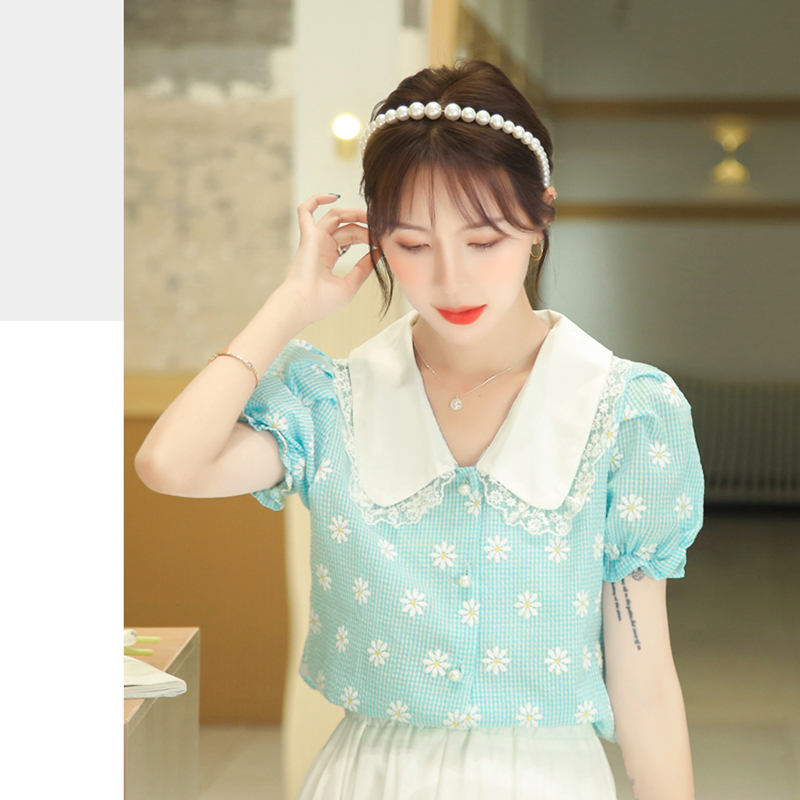 kudapy เสื้อแขนสี่นสีฟ้า ผ้าคอตตอนผสม ทอลายฟ้าขาวและพิมพ์ลายดอกไม้สีขาว