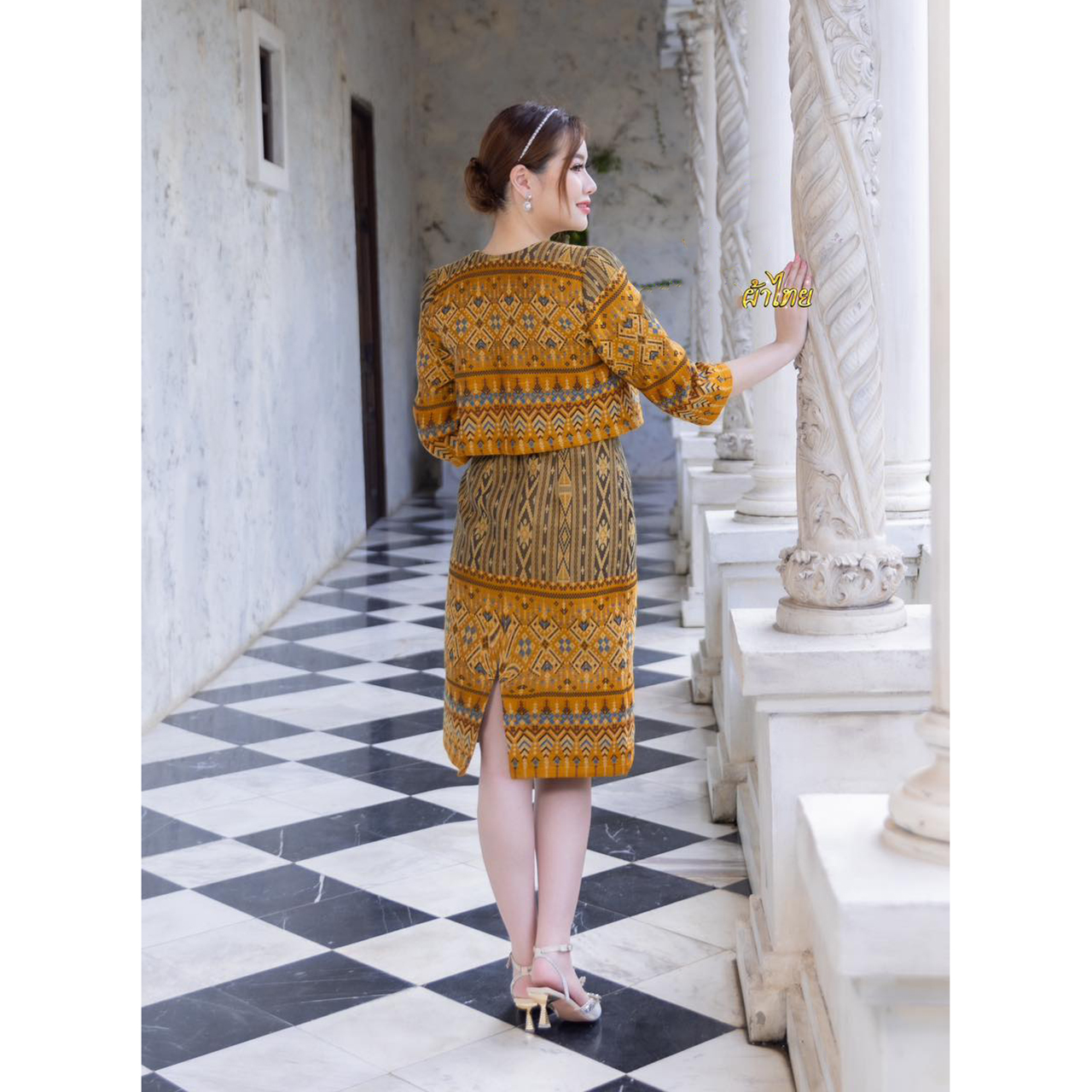 kudapy เดรสสีทอง/สีม่วง ผ้าฝ้ายลายไทลื้อมาพร้อมเสื้อคลุมโดดเด่นเรื่องลายผ้าสวยงาม