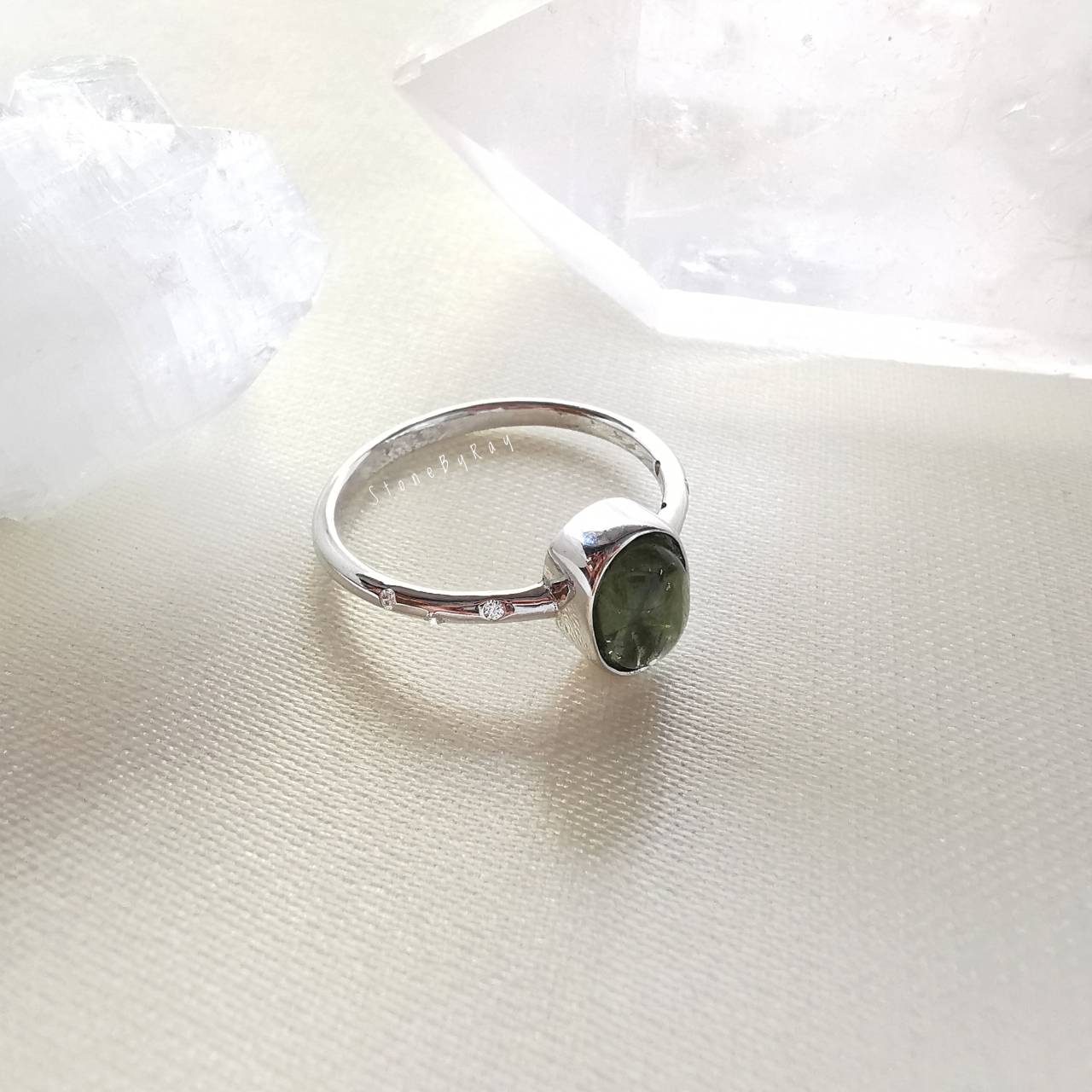 แหวนเงินสะเก็ดดาวโมดาไวต์(Moldavite)