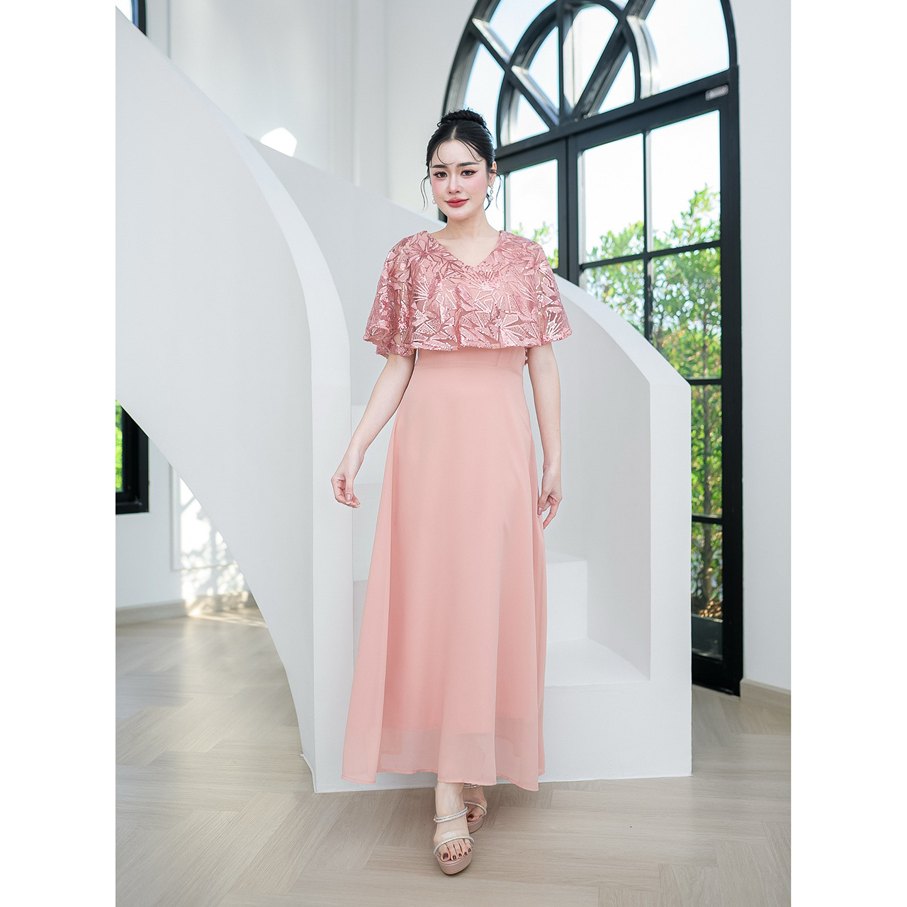 kudapy แม็กซี่เดรส คลุมไหล่หรูหรา ตัวเดรสเป็นงานผ้าชีฟอง ผ้าลูกไม้เลื่อม