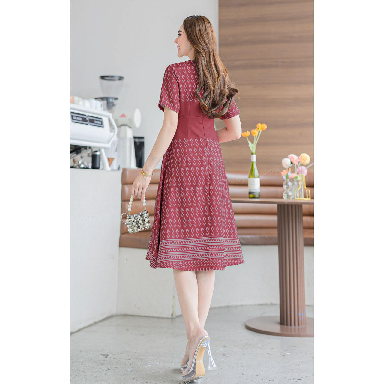 kudapy เดรสสั้นสีแดง/สีชมพู/สีน้ำตาล ผ้าโพลีเอสเตอร์ แต่งคอวีงานลายขอพระราชทาน มาพร้อมชิปซ่อนหลังใส่สบาย