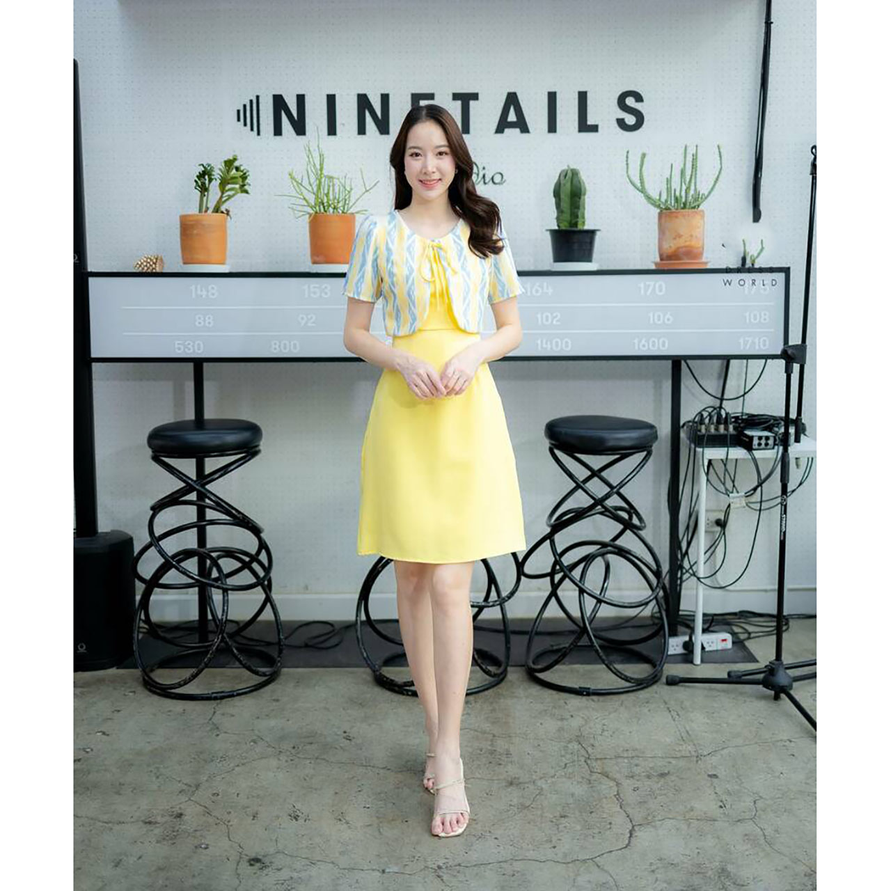 kudapy เดรสสั้นสีชมพู/สีเหลือง/สีฟ้า แต่งกั๊กลายไทยผูกโบว์