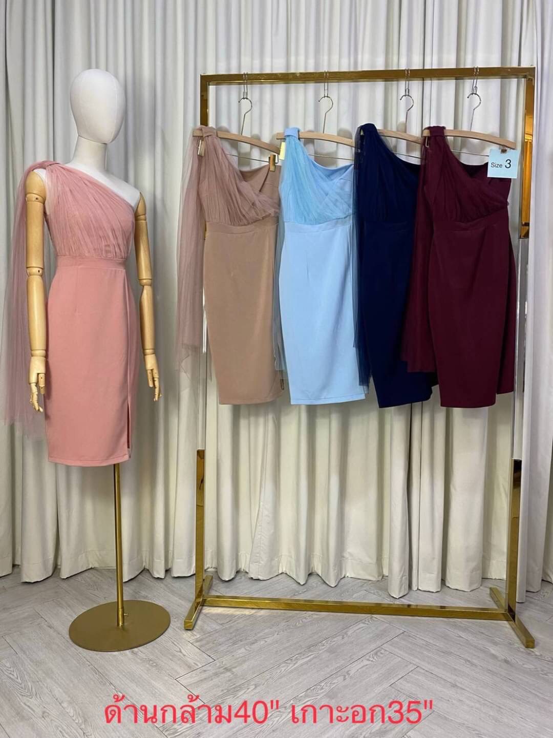 kudapy เดรสสั้นไหล่เฉียงแต่งผ้ามุ้ง สีชมพู ,โอวัลติน, กรมท่า, แดงเลือดหมู ,ขาว ,ฟ้า ,เขียวมิ้นท์ เดรสทรงเข้ารูป กปสั้น ผ้าฮานาโกะเนื้อผ้ายืดทิ้งตัว