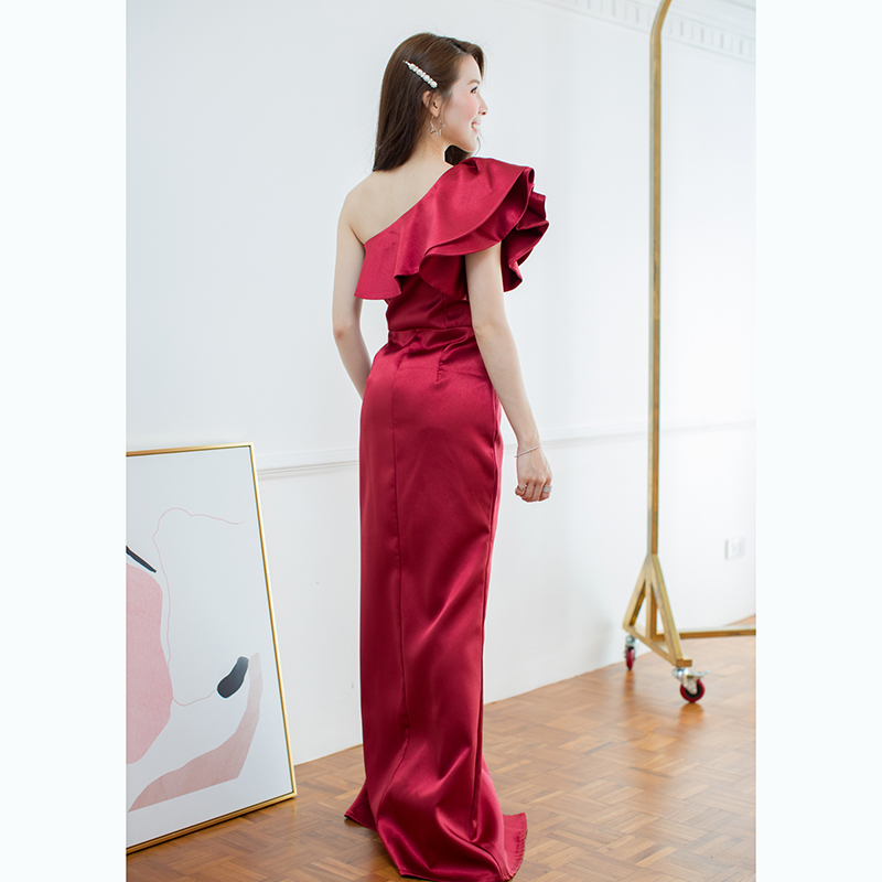 เดรสออกงานยาวสีแดงไวท์ ไหล่เฉียงแต่งระบาย