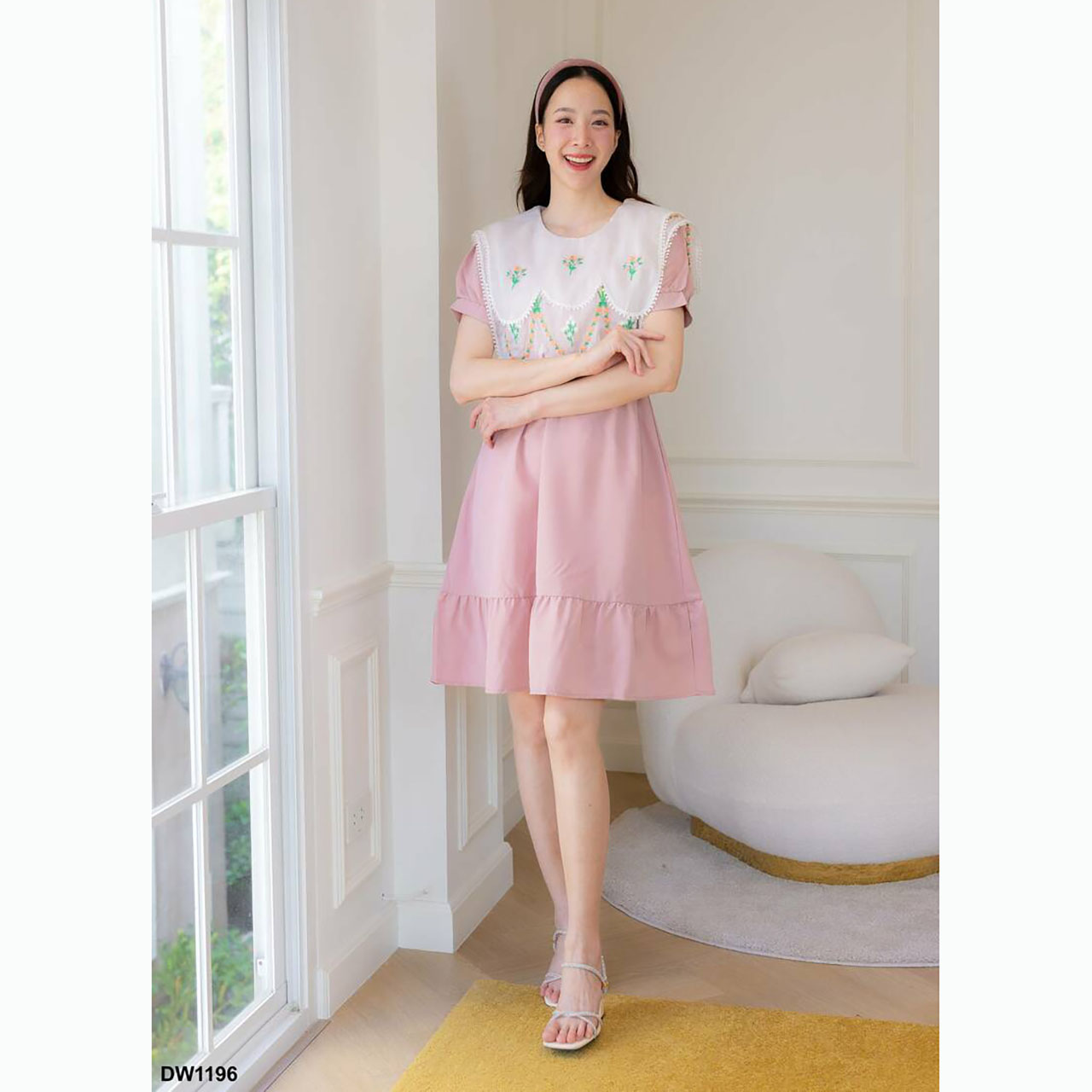 kudapy เดรสสั้นสีชมพู/สีขาว ผ้าพื้นกระโปรงบานปักดอกปก