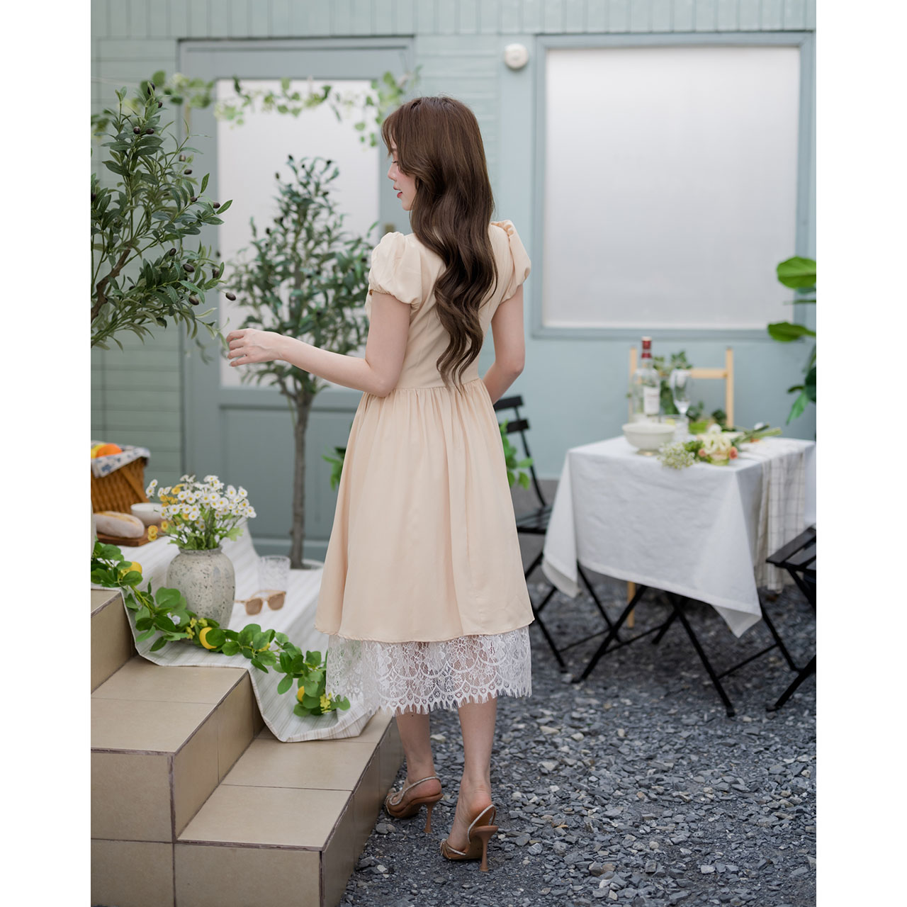 kudapy เดรสพาสเทลสไตล์เกาหลีกลิ่นอายความอบอุ่นแบบสาวโซลในวันสบาย ๆ คัตติ้งสวยตัวเดรสเป็นทรงคอร์เซ็ตช่วงลำตัว ดีไซน์จับจีบช่วงเอวให้ดูมีเชฟ