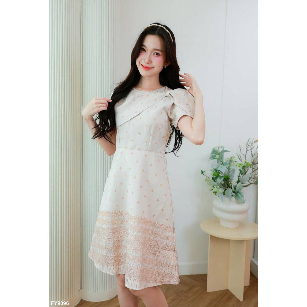 kudapy เดรสผ้าพิมพ์ลายคอกลมแต่งโบว์ไหล่