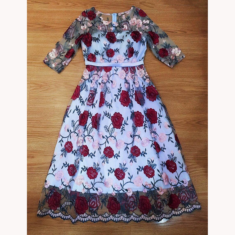 kudapy เดรสสั้นสีม่วงอมเทา งานปักแขนศอก ใช้ผ้าเนื้อดีปักลายดอกไม้ ด้วยไหมเนื้อเงา ข่วงอกตัดเย็บอย่างด