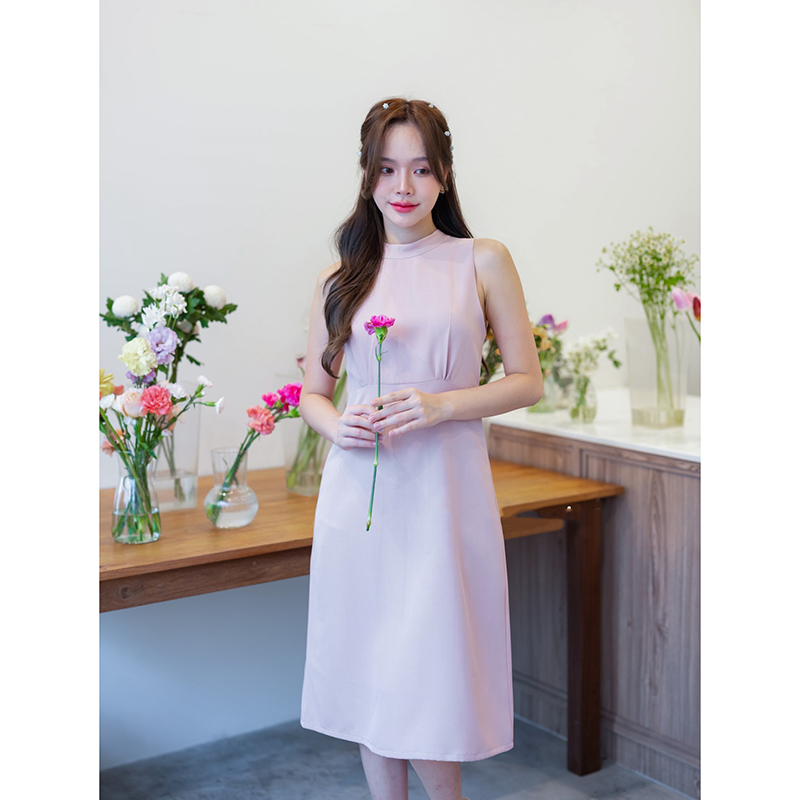 kudapy เดรสสั้นสีโอวัลติน/สีกรม/สีชมพู/สีแดง ช่วงเสื้อเป็นแขนกุดคอปีน สายผูกคอเป็นโบว์ด้านหลังต่อด้วยกะโปรงทรงเอพริ้วๆ ช่วงเอวจับจีบเล็กๆ