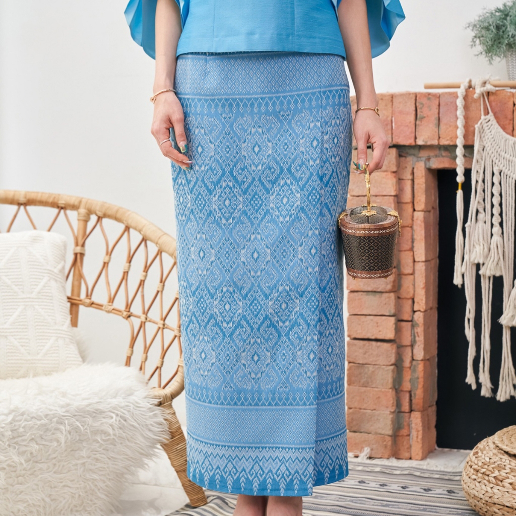 kudapy เซ็ทเสื้อผ้าไหม4 เส้น 3 ตะกอ สีฟ้า+ผ้าถุงผ้าฝ้ายทอลายขอพระราชทาน