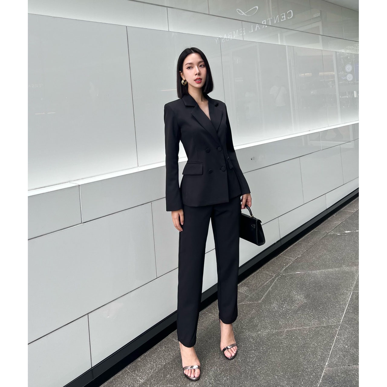 kudapy ชุดเซ็ทตัวเสื้อแต่งกระดุมด้านหน้า 4 เม็ด มีซับในทั้งชุด เย็บตีเกล็ดให้เข้ารูป ปลายแขนเสื้อแต่งกระดุม างเกงทรงกระบอกเล็ก 9 ส่วน ซิปกระดุมหน้า