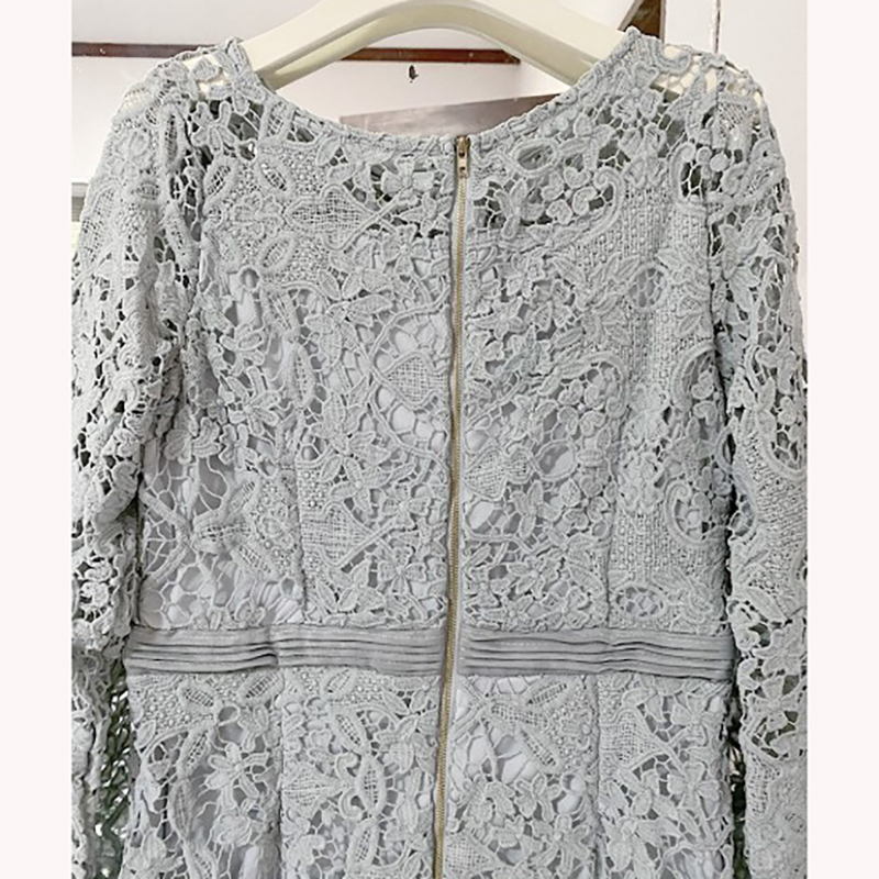 kudapy เดรสสั้นสีเทา ลูกไม้แขนยาว แต่งกระดุมหลอกด้านหน้าชุดสวยๆ กระโปรงระบายชาย ผ้าลูกไม้ลายสวย ยืดหยุ่นได้ มีซับในในตัว