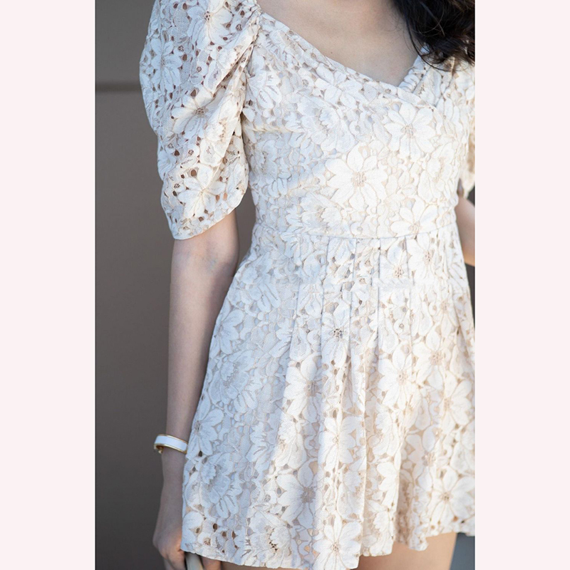 kudapy จั้มสูทขาสั้นสีครีม/สีขาว ด้วยผ้าลูกไม้ เป็นทรงจั้มสั้น งานน่ารัก มีซับให้ทั้งชุด สามารถใส่เป็นปาดไหล่ก็ได้